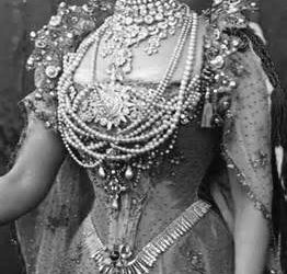 Princess Alexandra a trend setter—Collier De Chein